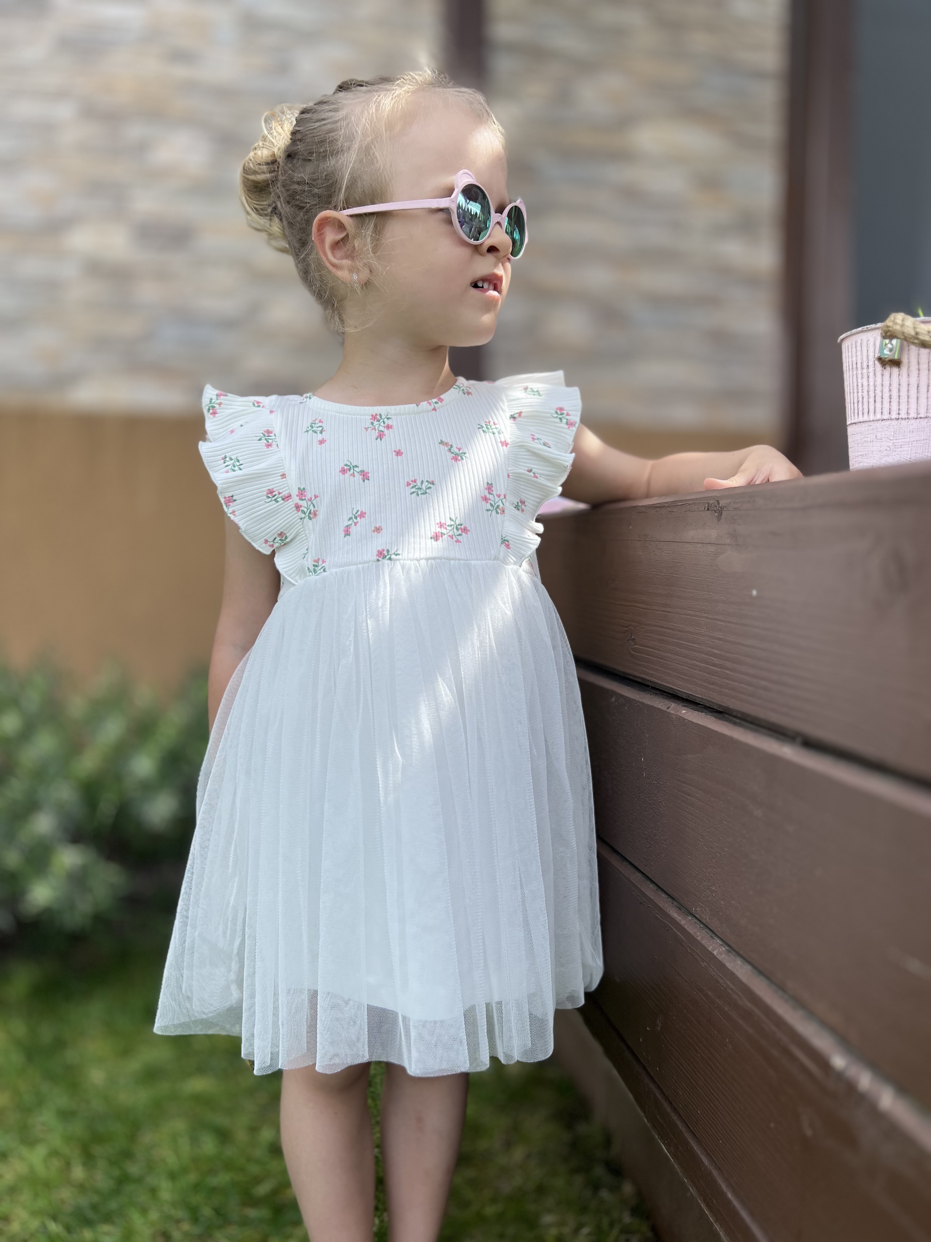 dievčenské bavlnené šaty s jemným kvetinkovým vzorom biele